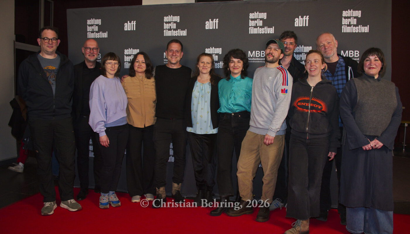 Cast & Crew mit Regisseurin Borbála Nagy und Hauptdarstellerin Vera Sipos (Bildmitte), "MAMBO MATERNICA", Photo Call zur Premiere und Festival-Eröffnung, achtung berlin filmfestival, Colosseum, Berlin, 15.04.2026