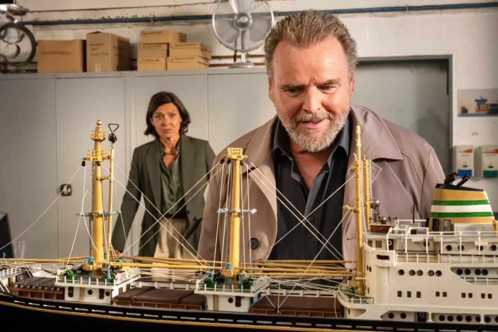 Die maritime Sammlung von Modellschiffen fasziniert Kommissar Brockhorst (Felix Vörtler). Doch warum macht das Amke Wilhelmson (Ulrike Folkerts) so nervös?