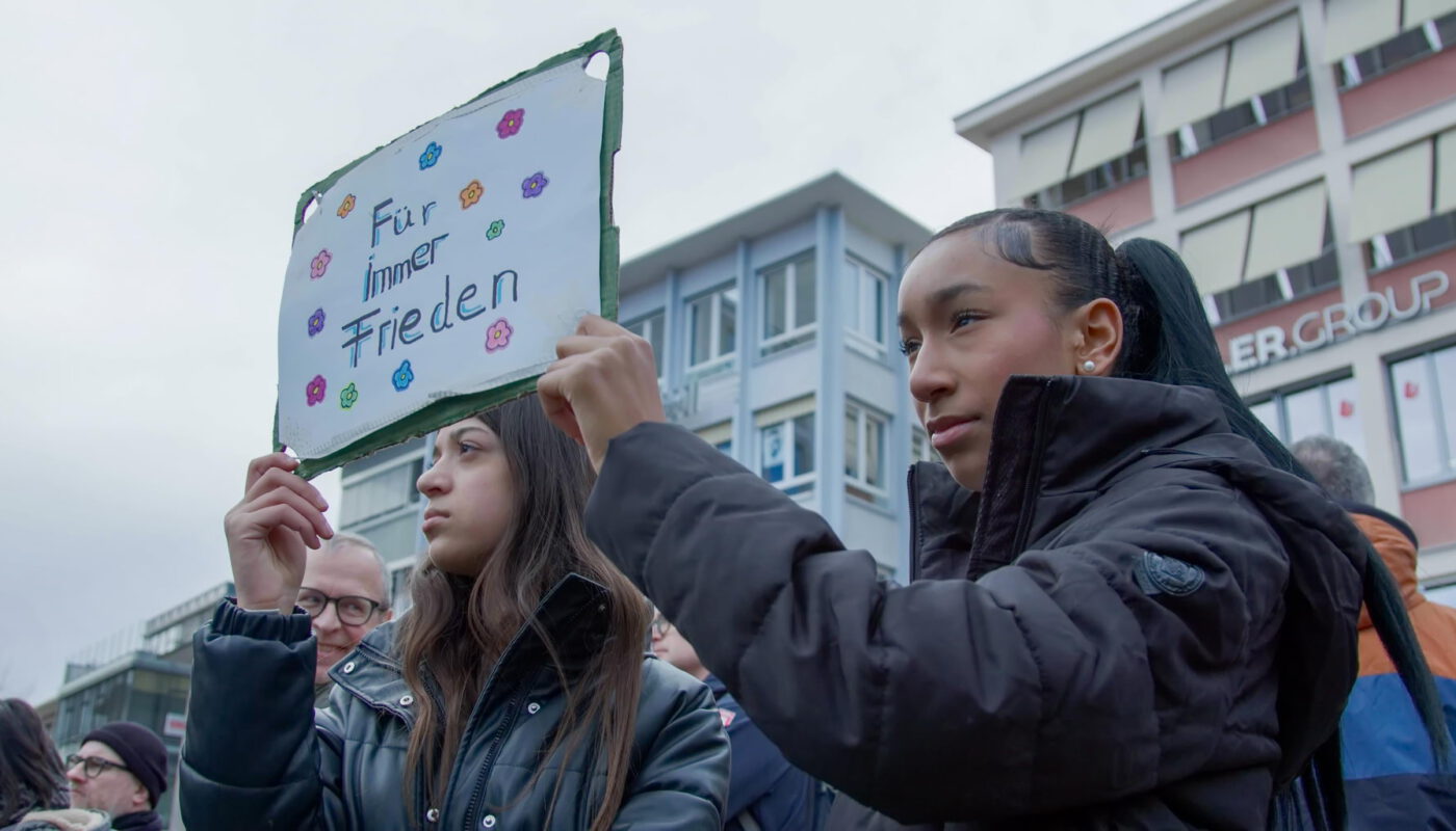 Sheelan_friend_demo_Copyright Schneegans Productions