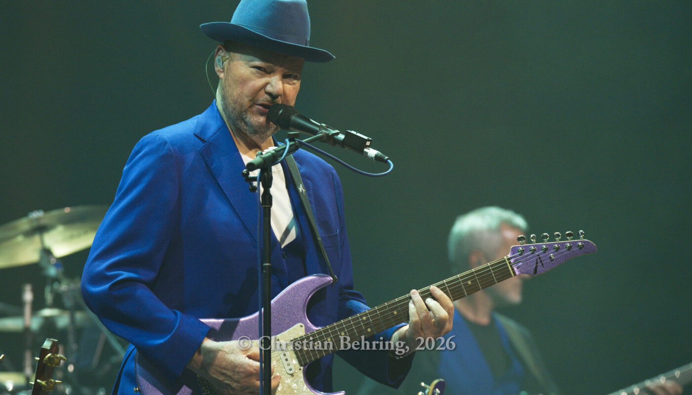^christopher cross, auf der bühne des Admiralspalast, berlin, am 05.05.2026, mit gitarre hinter dem mikrophon