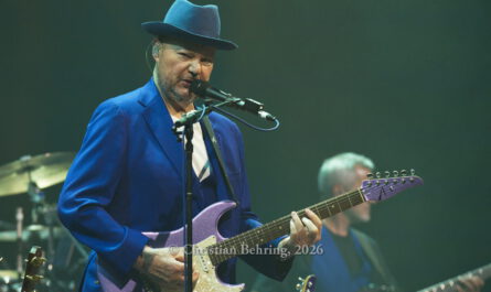 ^christopher cross, auf der bühne des Admiralspalast, berlin, am 05.05.2026, mit gitarre hinter dem mikrophon