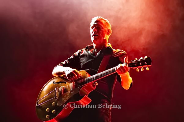 Bryan Adams (Gesang, Gitarre), "Bryan ADAMS", "Shine A Light Tour", Konzert in der Mercedes-Benz Arena, Berlin, 20.06.2019