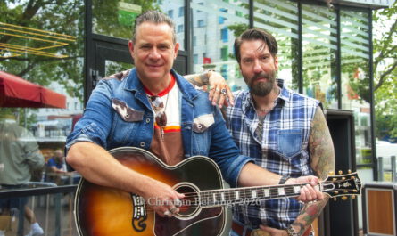 "The BossHoss - Das kleinste Konzert ihrer Bandgeschichte", Live Performance von Sascha und Alec im Burger King in der Landsberger Allee 119, Berlin, 18.06.2026