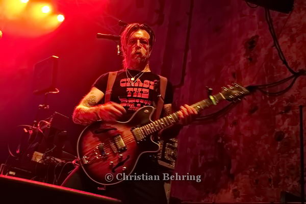 Jesse "The Devil" Hughes, Sänger von "EAGLES OF DEATH METAL", live im Berliner Kesselhaus, am 10.06.2025