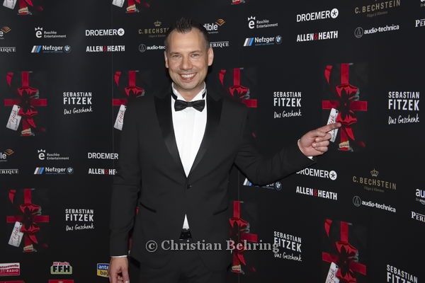 Sebastian Fitzek, "Sebastian FITZEK SOUNDTRACK-LESESHOW", anlaesslich der Veroeffentlichung seines neuesten Werkes "Das Geschenk" geht Sebastian wieder auf große Soundtrack-Lesetour, Premiere mit Rotem Teppich im Tempodrom, Berlin, 23.10.2019