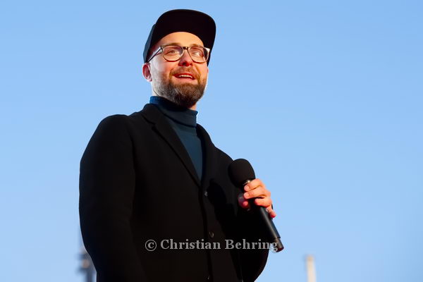 MARK FORSTER, "SOUND OF PEACE", Demonstration gegen den Krieg in der Ukraine, in Syrien, im Jemen und für Frieden auf der Welt vor dem Brandenburger Tor auf der Straße des 17. Juni, Berlin, 20.03.2022 (Photo: Christian Behring)