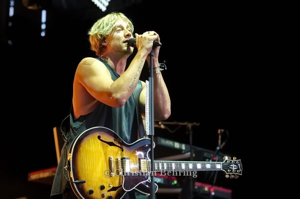 Samu Haber mit Gitarre hinter dem Mikrofon