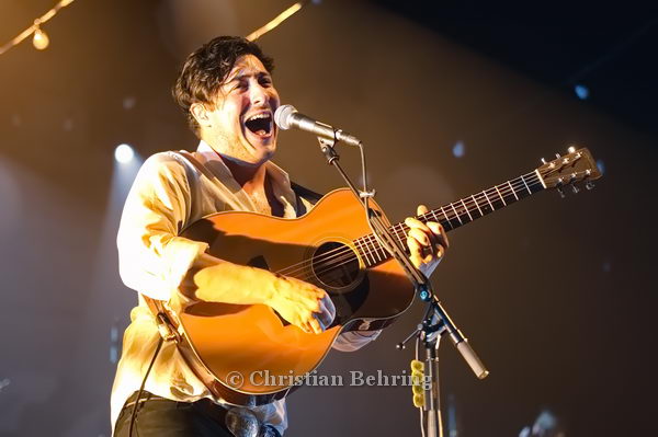 Berlin, 02.04.2013, MUMFORD AND SONS, Concert at the Velodrom, MOTIV: Marcus Mumford (Vocals, Guitar), (Photo: Christian Behring)