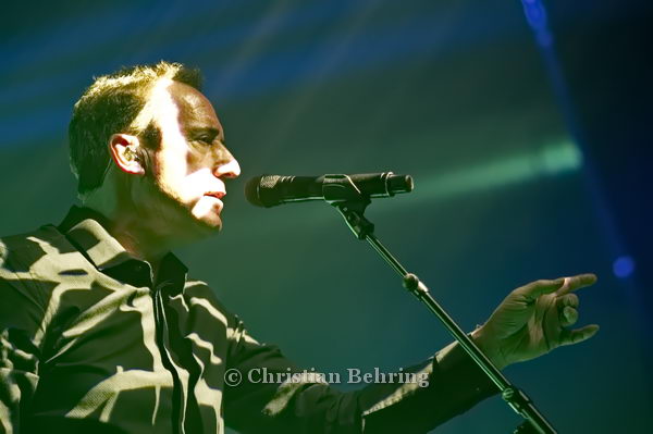 Andy McCluskey (Gesang, E-Bass), Paul Humphreys (Keyboard, Gesang), Martin Cooper (Keyboard, Saxophon), Stuart Kershaw (Schlagzeug), Konzert von OMD im Huxleys, Berlin, 28.11.2017,