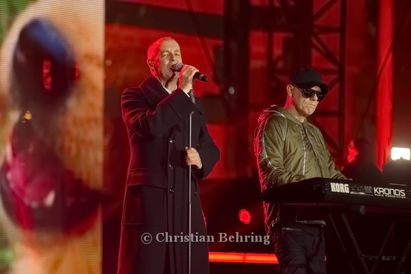 Berlin, 31.12.2012, "Willkommen 2013", ZDF-Silvesterparty am Brandenburger Tor mit den Moderatoren Joko Winterscheid, Klaas Heufer-Umlauf, Mirjam Weichselbraun, MOTIV: PET SHOP BOYS (Neil Tennant, Chris Lowe)