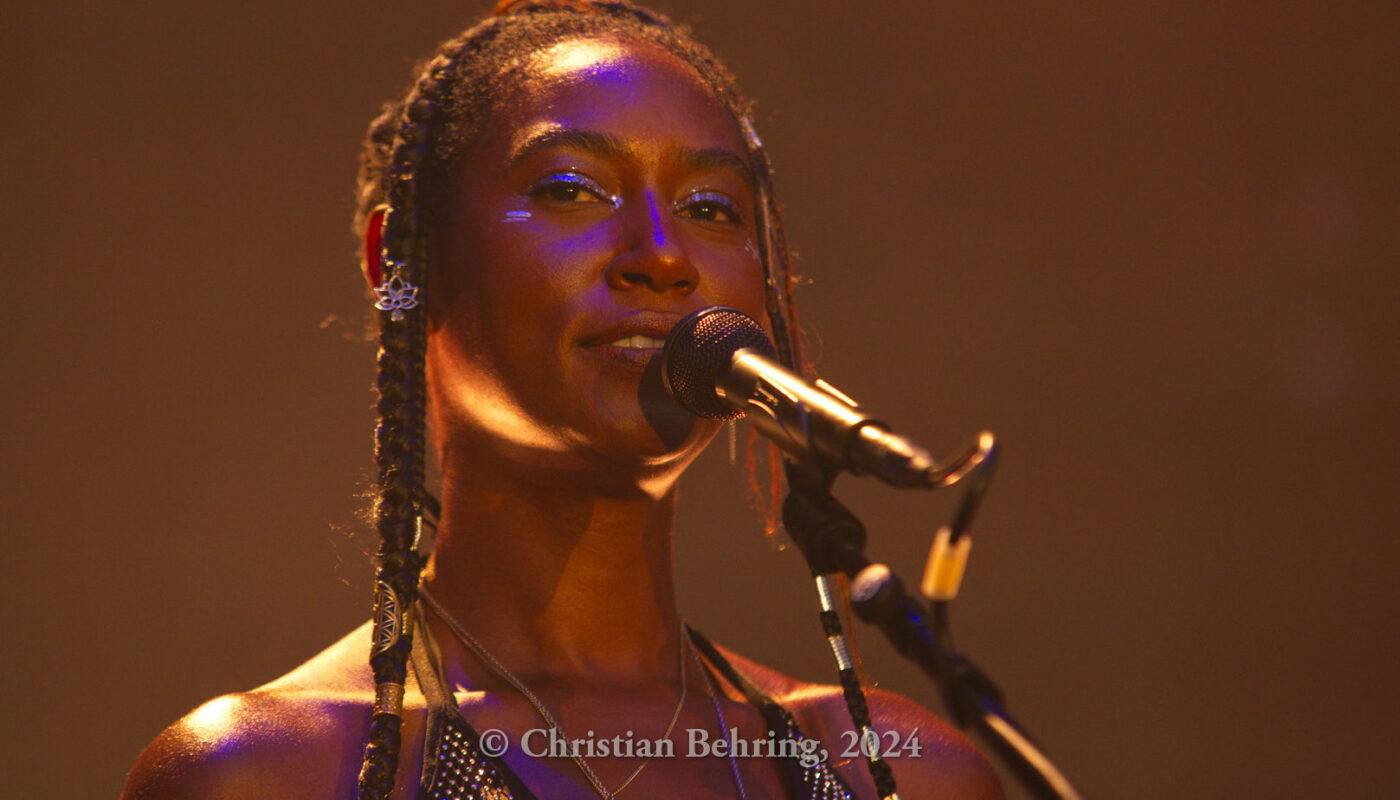 "DOMINIQUE FILS-AIME", Open-Air-Konzert im Rahmen des "Durchlüften"-Festivals im Schlüterhof des Humboldtforum, Berlin, 25.07.2024