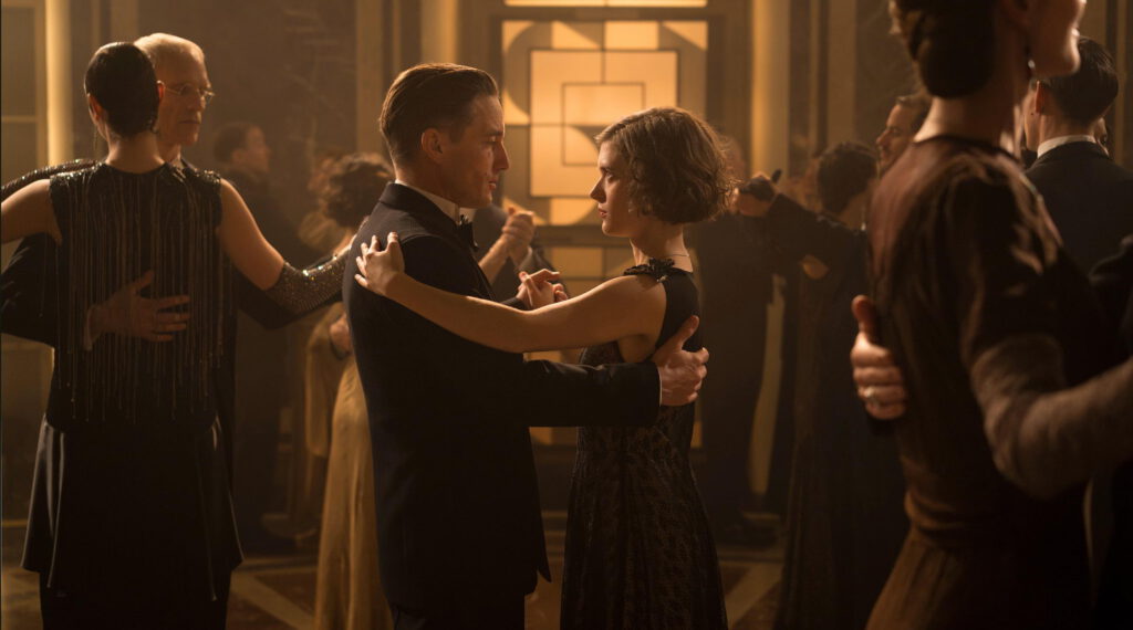 BABYLON BERLIN, "Folge 1" (Staffel 5), am Samstag (19.09.26) um 20:15 Uhr und um 01:05 Uhr im ERSTEN, online first ab Donnerstag (10.09.26) in der ARD MEDIATHEK Charlotte Ritter (Liv Lisa Fries, re.) und Gereon Rath (Volker Bruch, li.) tanzen auf dem Berliner Presseball. 