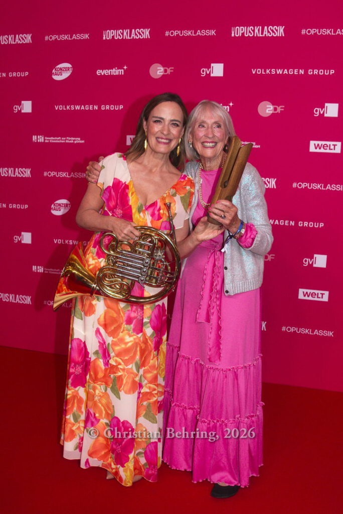 Sarah Willis mit ihrer Mutter, "OPUS KLASSIK - GALA", Photocall mit den Preisträgern auf der Gala im Konzerthaus Am Gendarmenmarkt, Berlin, 11.10.2026